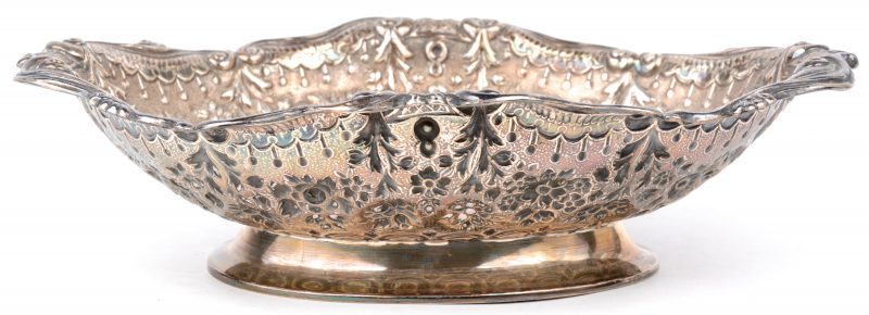 Een zilveren milieu-de-table met een gedreven bloemendecor. Engelse keuren. Eind XIXe eeuw.