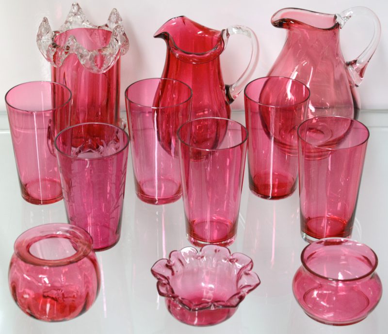 Een lot rood glaswerk, bestaande uit zes glaasjes, twee kannetjes, drie potjes en een vaasje. Enkele beschadigingen. Eerste helft XXe eeuw.