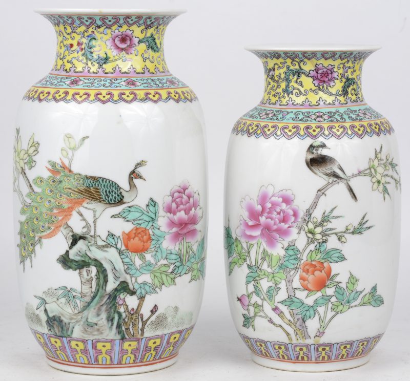 Een paar vaasjes van Chinees porselein met een famille-rosedecor van vogels op bloeiende struiken. Onderaan gemerkt. Tweede helft XXe eeuw.