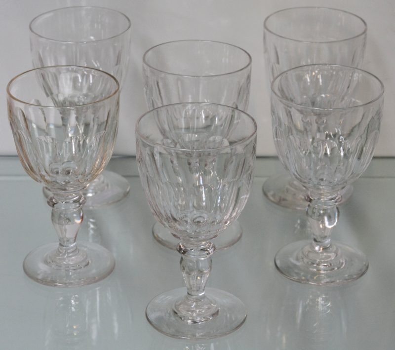 Een lot van zes glazen op voet van kleurloos kristal. Omstreeks 1900.