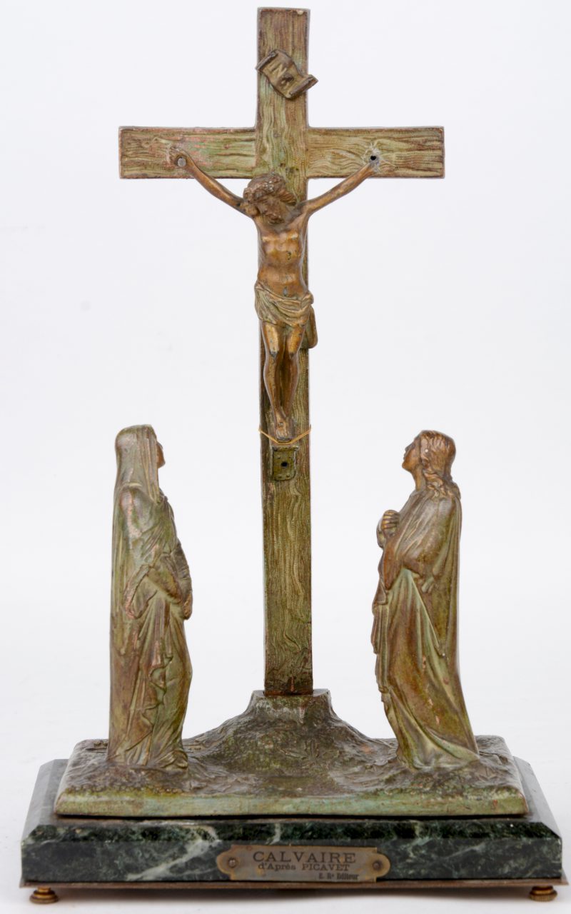 “De bewening van Christus”. Een bronzen groep op groen marmeren voetstuk. Gesigneerd ‘Calvaire’ naar een werk van Picavel. Voetstuk opnieuw te bevestigen.