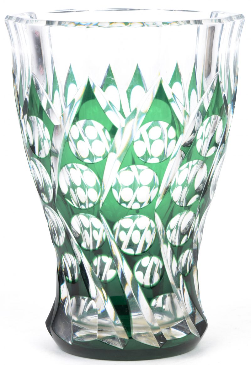 Een vaas van geslepen groen en kleurloos kristal. Onderaan gemerkt.