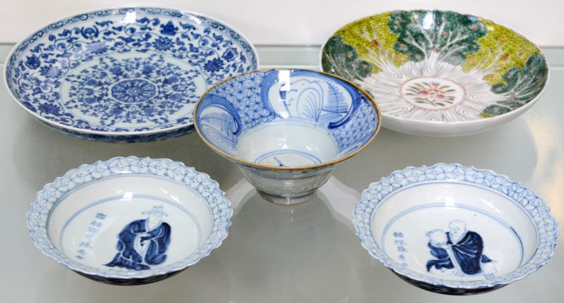 Lot Chinees porselein: een blauw wit bord, een confiturier naar famille verte voorbeeld, twee schoteltjes met personages en een diepe kom met blauw en wit decor. Alle onderaan gemerkt.