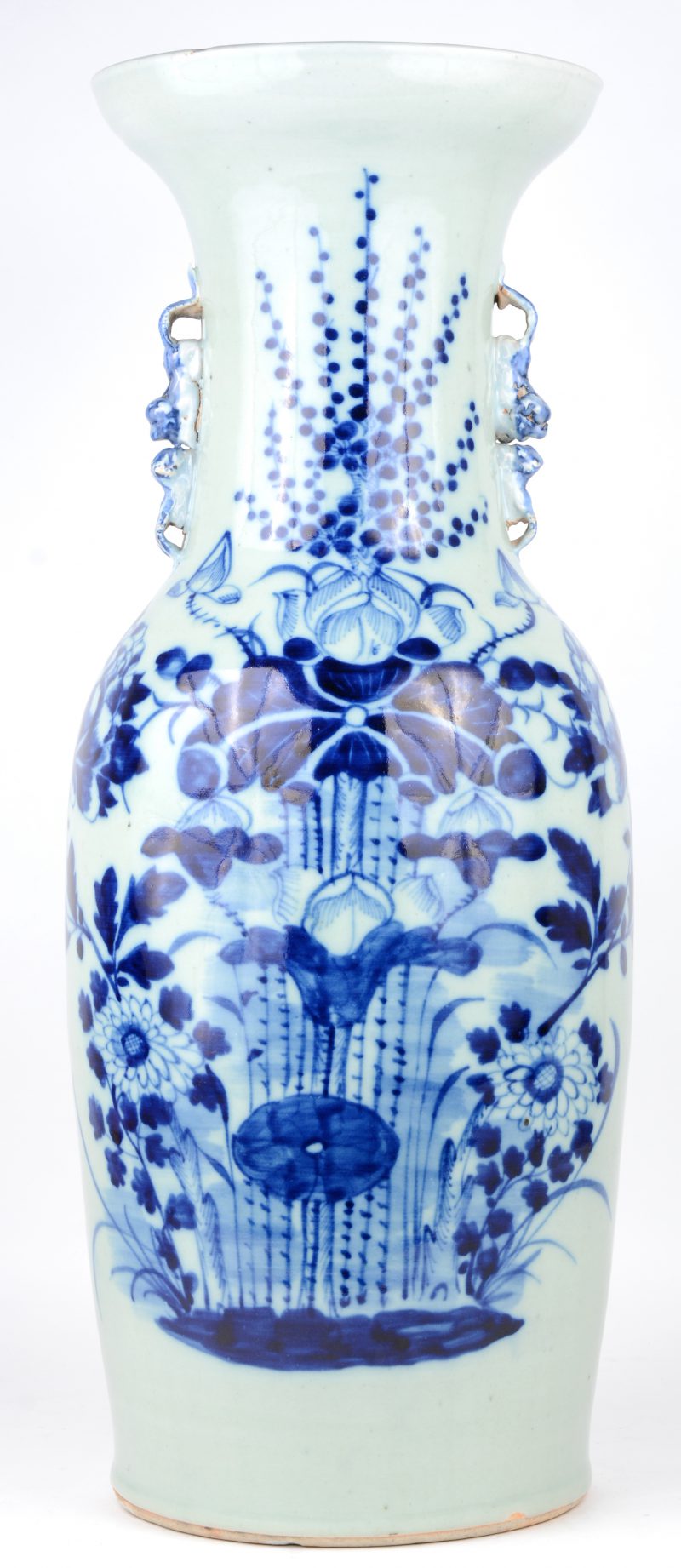 Een vaas van Chinees porselein met een blauw decor van pioenen Medio XXe eeuw.