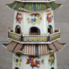 Een uit acht delen opgebouwde Chinese pagode van meerkleurig porselein met een decor van draken.