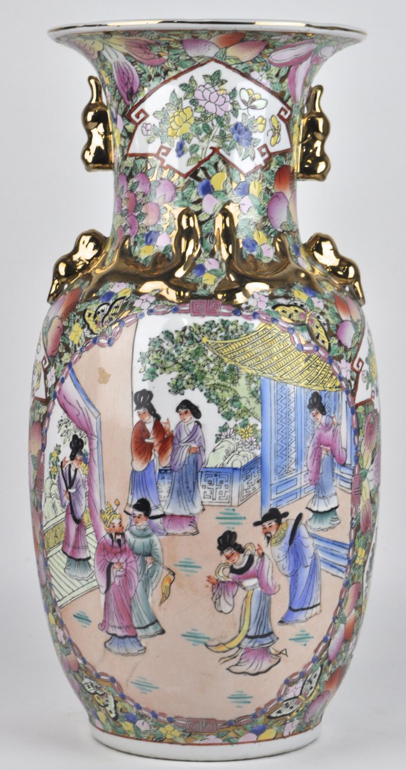 Een balustervaas van Chinees porselein met een meerkleurig en verguld decor van adellijke personages in een interieur. Onderaan gemerkt.