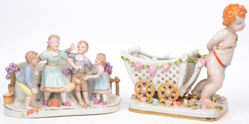 “Putto met karretje”. Een groep van meerkleurig porselein. Onderaan gemerkt en een sierjardinière van meerkleurig porselein in de vorm van vier spelende kindjes.