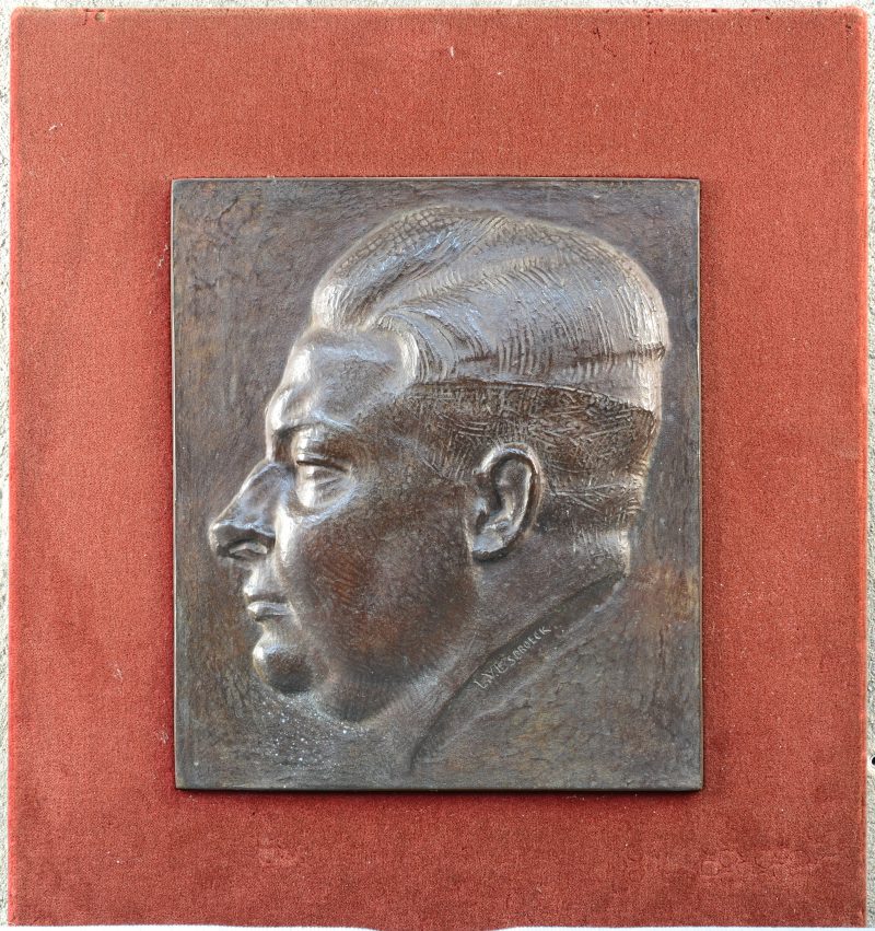 “Profiel van een man.” Bronzen plaquette. Gesigneerd.