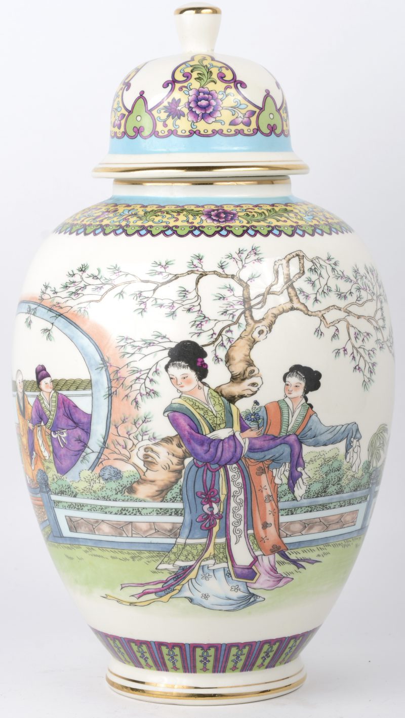 Een dekselvaas van Chinees porselein met een decor van personages in een tuin. Onderaan gemerkt.
