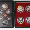 Veertien verschillende zilveren munten van 1981. In originele etui. En vier Chinese munten van 5 Yuan, telkens 22,22 g zilver met certificaat en in originele doos. We voegen er 18 velletjes bladgoud aan toe.
