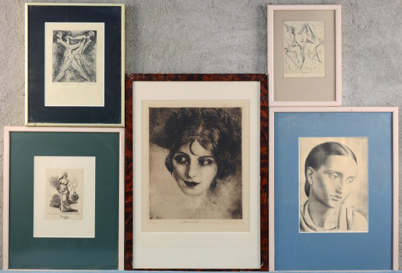 Een lot van vijf grafische werken:- “Ex Libris - Herzog Géza”. Stanislav Kulhanek. (13,5 x 9,5 cm)- “1932”. Joris Minne (13 x 10 cm)- “Brunette”. Henri Thomas (30 x 24 cm)- “Damesportret”. H. Buisseret (23,5 x 17 cm)- “Tango n1 1990”. Meysmans. (13 x 11 cm)