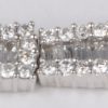 Een 18 karaats wit gouden schakelarmband bezet met diamanten en baguetten met een gezamenlijk gewicht van ± 6,23 ct.