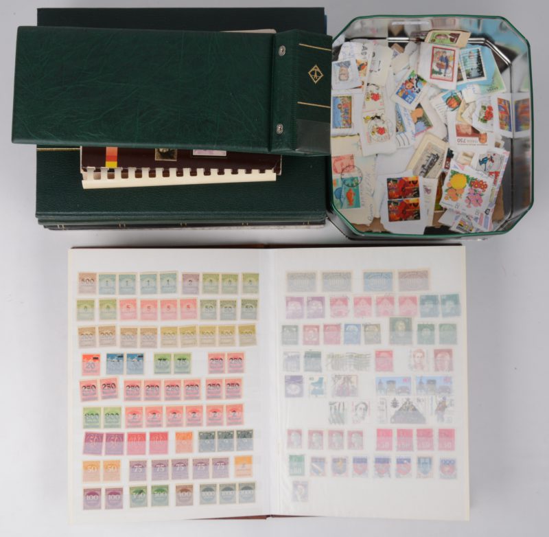 Een gevarieerd lot postzegels, bestaande uit vijf goed gevulde albums, drie lege, een gids en een doos met losse exemplaren.