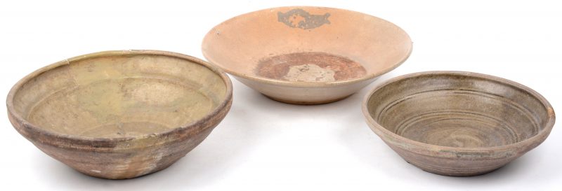 Drie antieke Chinese borden van aardewerk. Restauraties.