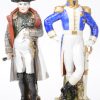 Vijf militairen uit de Napoleontische tijd van polychroom porselein en een Napoleon te paard naar Géricault van polychroom biscuit. Met drie ronde houten sokkeltjes.