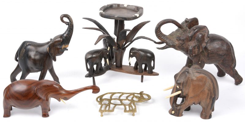 Een lot olifanten, bestaande uit drie verschillende van Afrikaans hout, en Afrikaanse asbak met drie olifantjes, een metalen olifant en een messingen onderlegger in de vorm van een olifant.