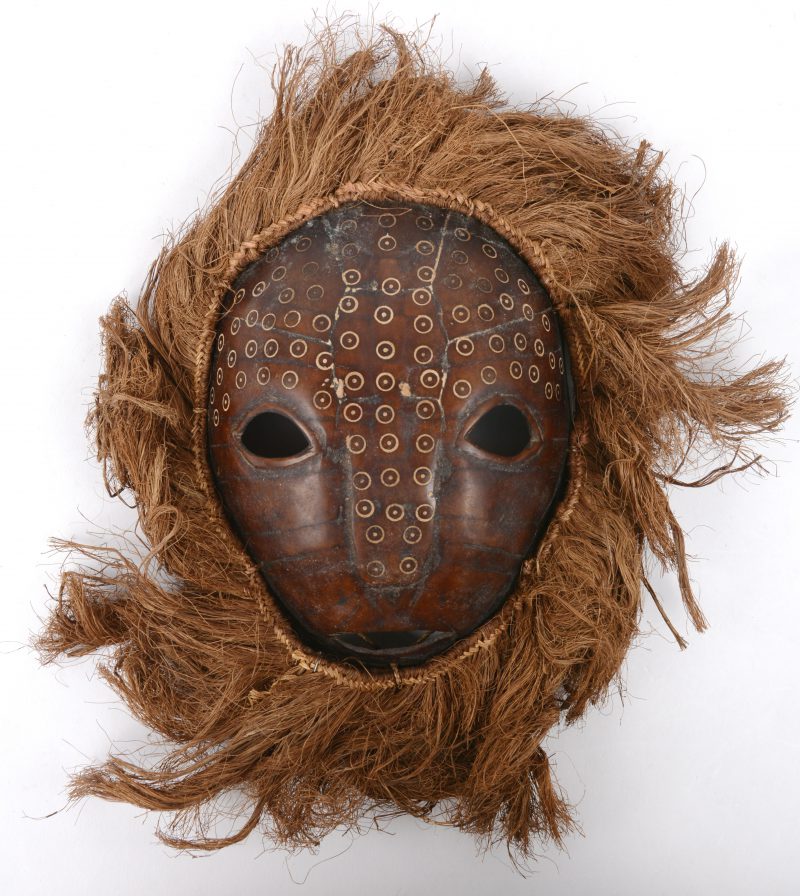 Een afrikaans masker, gemaakt van een schildpadschild.