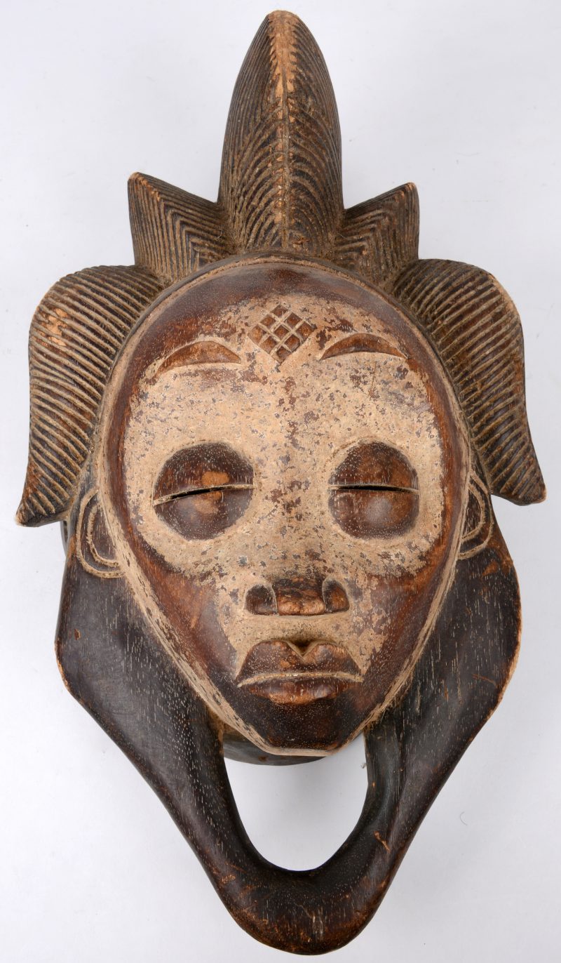 Een Afrikaans masker van gesculpteerd hout.