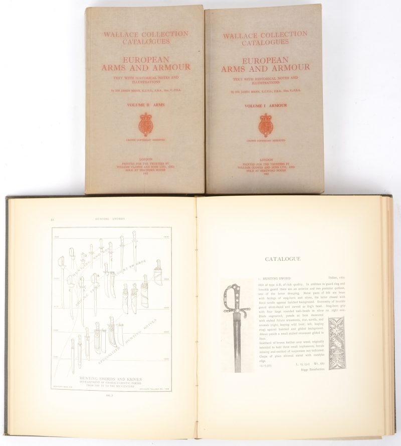 Twee catalogi van de wapenafdeling van Wallace Collection en een catalogus “Dean Swords”.