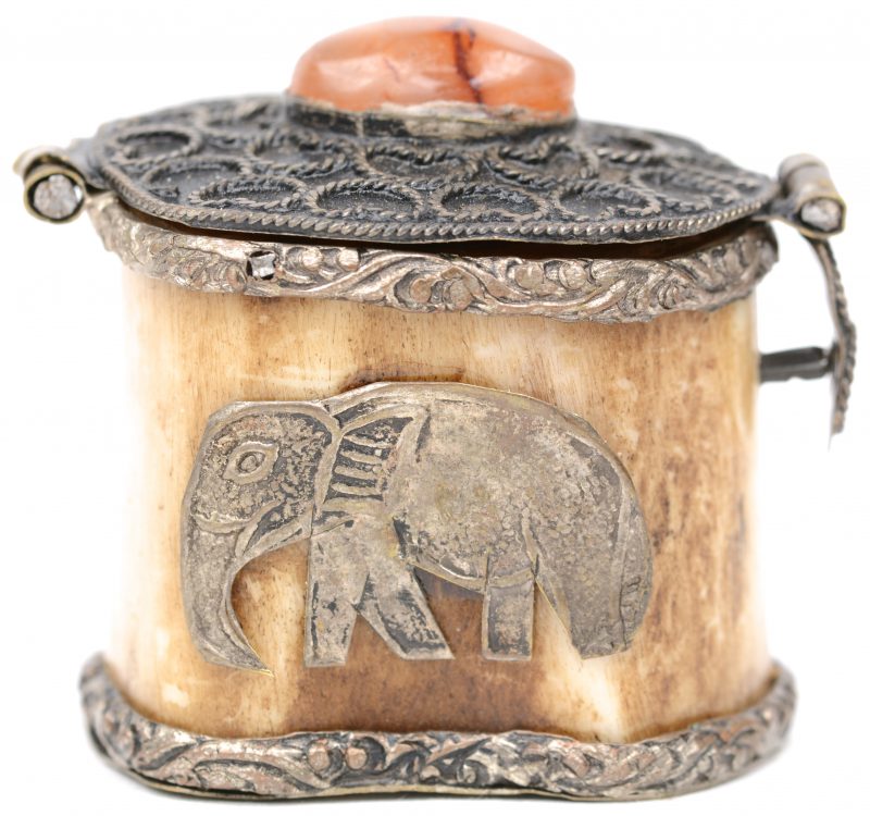 Een benen doosje met koperen deksel met een halfedelsteen en versierd met olifantjes. Oosters werk.