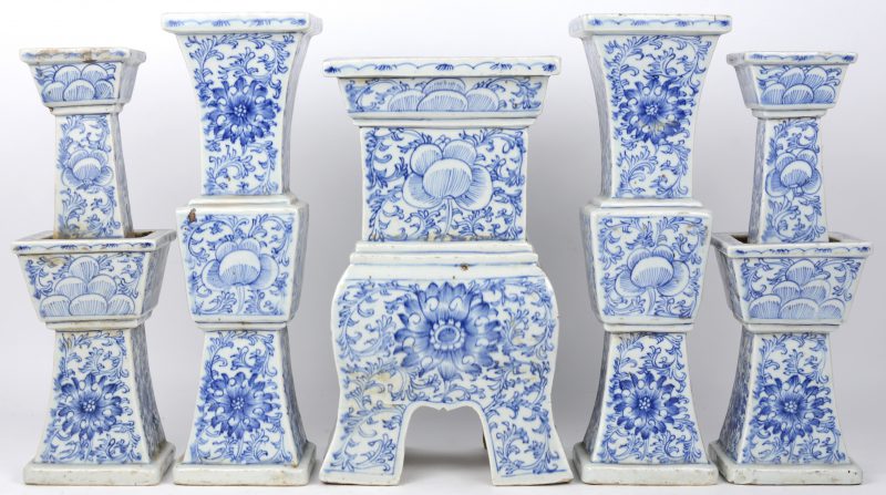 Een vijfdelig altaargarnituur van blauw en wit Chinees porselein.