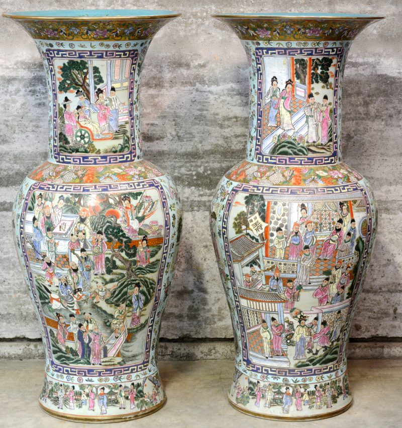 Een paar grote vazen van meerkleurig Chinees porselein met taferelen van de Keizerlijke hofhouding in cartouches.