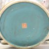 Een paar grote vazen van meerkleurig Chinees porselein met taferelen van de Keizerlijke hofhouding in cartouches.
