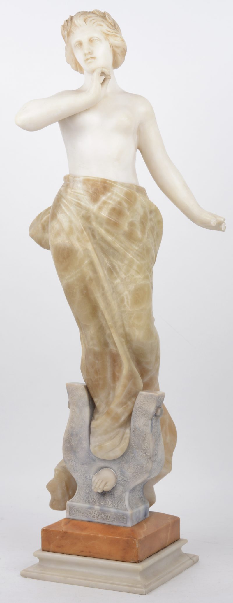 Een classicistisch vrouwenbeeld van meersoortig marmer. Vingers aan één hand manco.