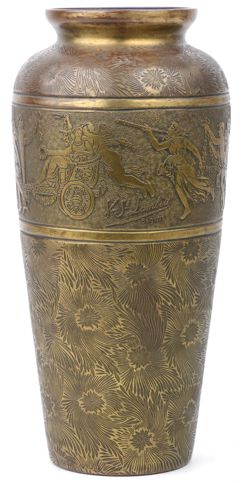 Een vaas van geel koper met een gegraveerd decor. In de fries een classicistische voorstelling en het opschrift “Molenbeek - Attractions à son président d’honneur 12 avril 1924. Binnenin blauw geëmailleerd.