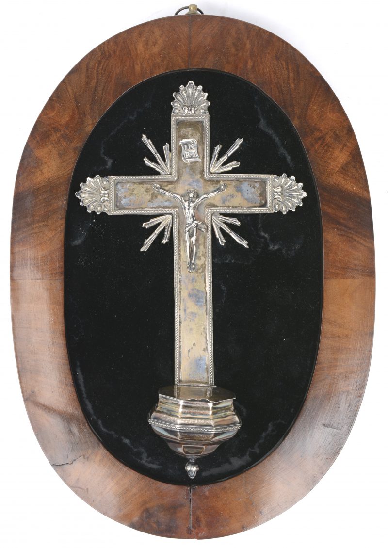 Een zilveren kruisbeeld met wijwatervaatje. Mogelijk XVIIIe eeuw. Gemerkt ‘MD’. In laat XIXe eeuws kadertje.