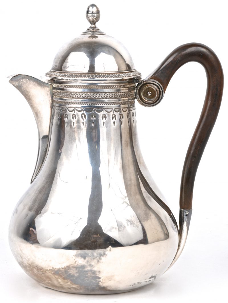 Een zilveren koffiekan met houten handvat. Belgische keuren, 833‰. Makersmerk ‘G’ onder een passer. 1814 - 1831. 700 gram bruto.