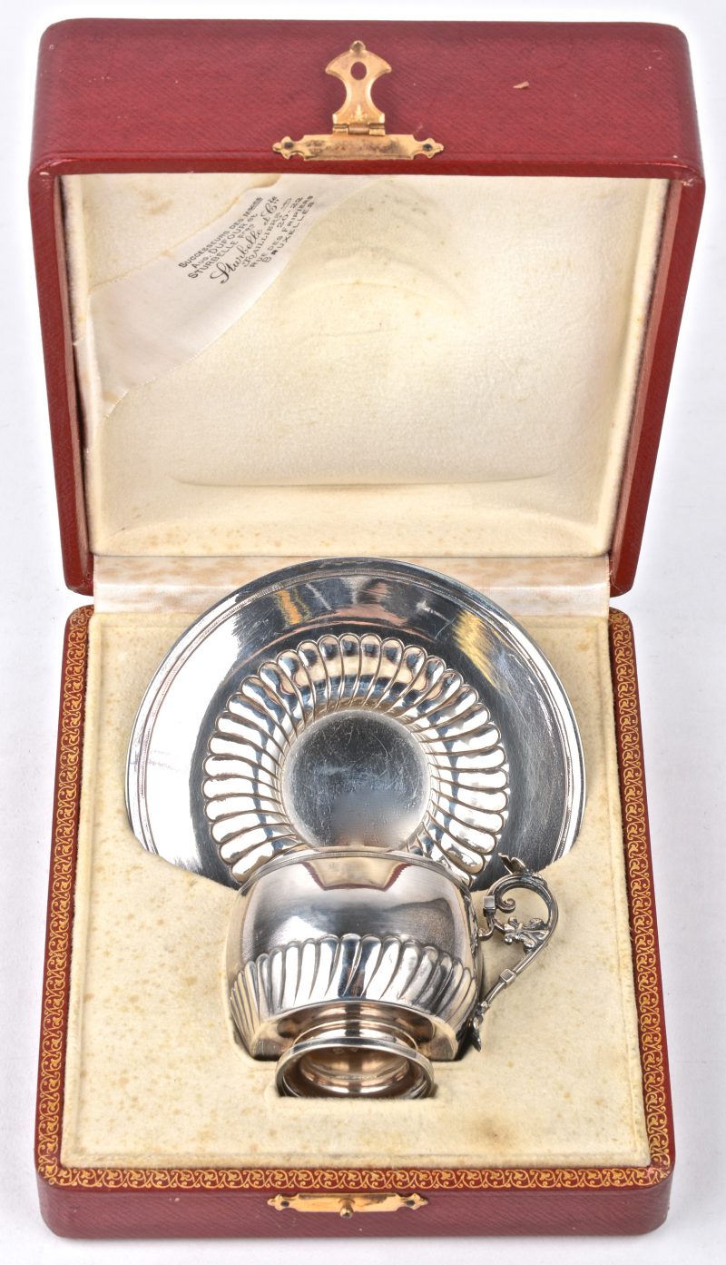 Een zilveren kopje met ondertasje in etui. Franse keuren, 950‰. Makersmerk van Paul Canaux & Cie. 1892 - 1911.