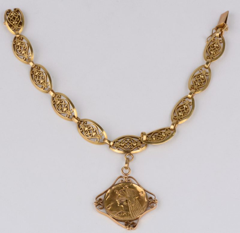 Een 18 karaats geel gouden filigraan bewerkte armband met hanger in de vorm van een Sfinks met letsel.