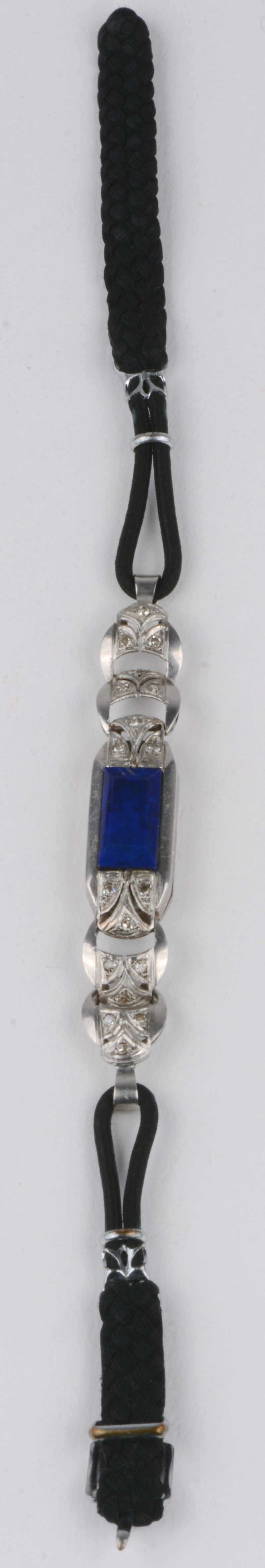 Een art nouveau platina horlogehouder bezet 18 diamantjes oude slijp en met lapis lazuli.