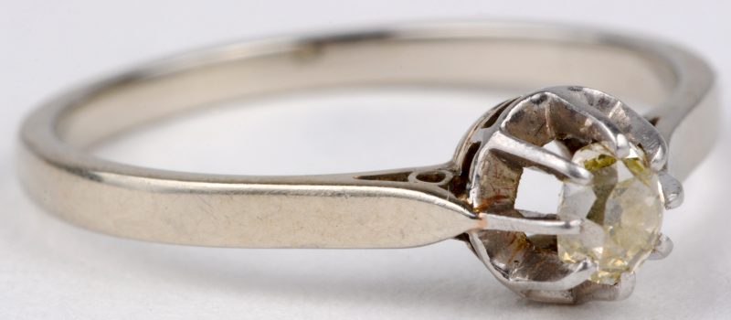 Een 18 karaats wit gouden ring bezet met een diamant van ± 0,10 ct.