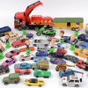 Een divers lot schaalmodellen en speelgoedauto’s. Verscheidene merken, waaronder Burago en Majorette.