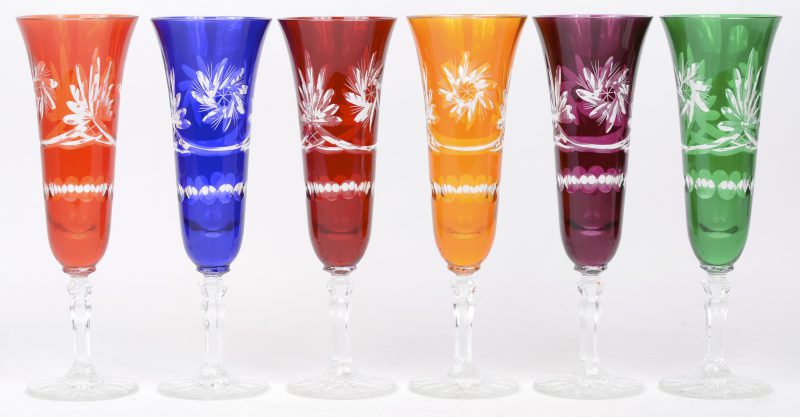 Set van zes geslepen kristallen wijnglazen met diverse kleuren.