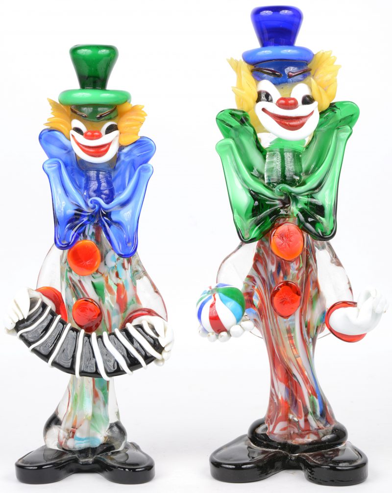Twee clowns van meerkleurig glaspata, waarbij één met een bal en de andere met een accordeon. Barst in de bal.