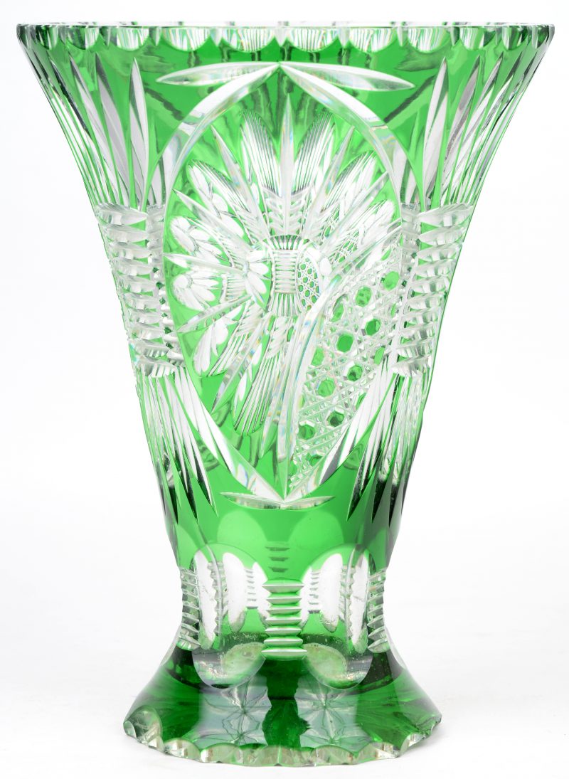 Een vaas van geslepen groen en kleurloos kristal. Schilfers aan de voet.
