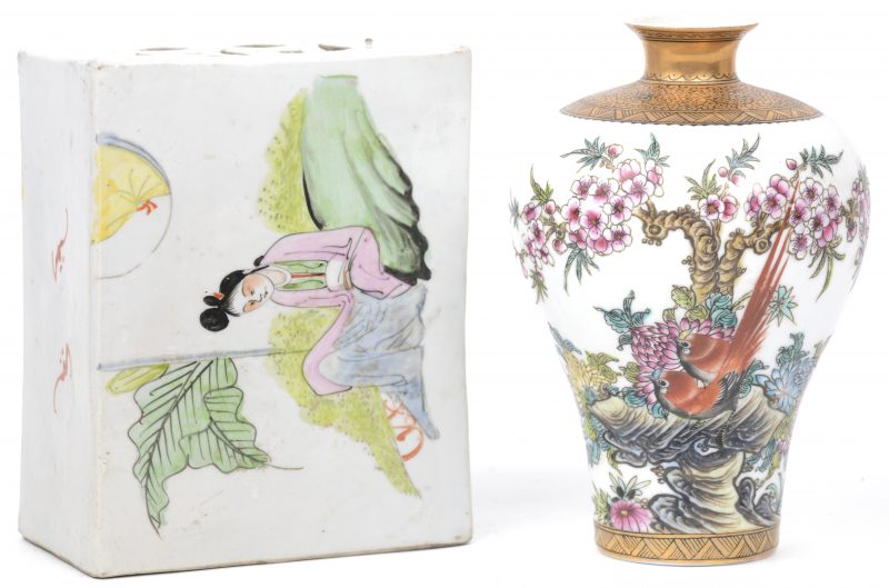 Een lot Chinoiserie, bestaande uit een klein vaasje met een decor van vogels op bloeiende takken, een vaasje met bloemen en vogels en een rechthoekig Chinees hoofdkussen met een zittend personage. Het tweede omstreeks 1900.