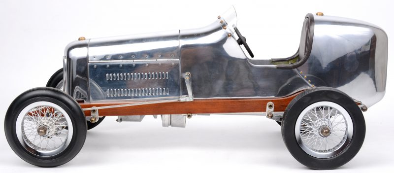 Een aluminium schaalmodel van eer racewagen uit de jaren ‘20. Met elektromotortje.