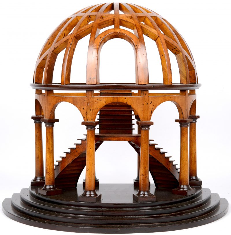 Een houten replica van een meesterstuk in de vorm van een traphal onder een koepel.