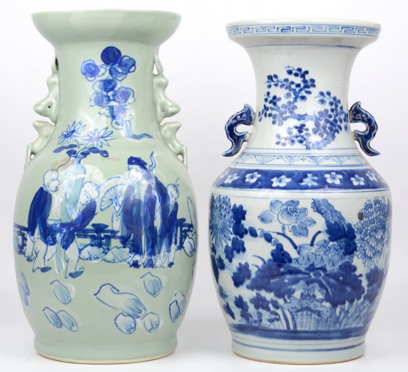 Twee verschillende vazen van Chinees porselein met blauwe decors.