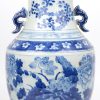 Twee verschillende vazen van Chinees porselein met blauwe decors.