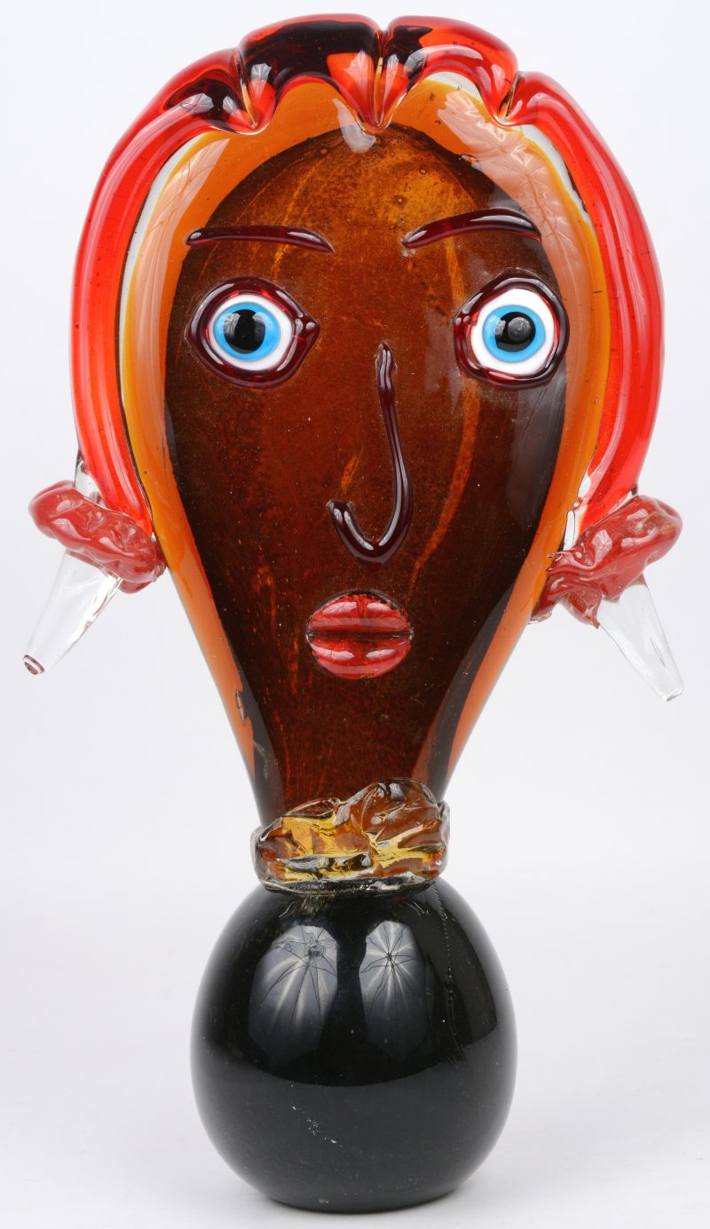 Een vrouwenhoofd van meerkleurig Muranoglas.