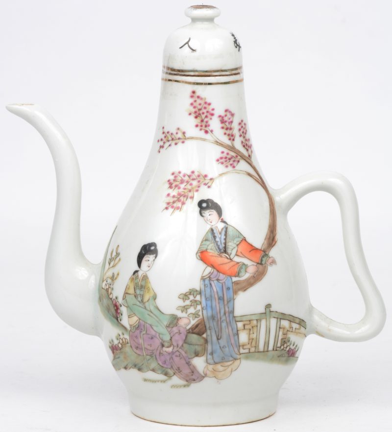 Een theepotje van Chinees porselein met een meerkleurig decor van Lange Lijzen in een tuin. Onderaan gemerkt.