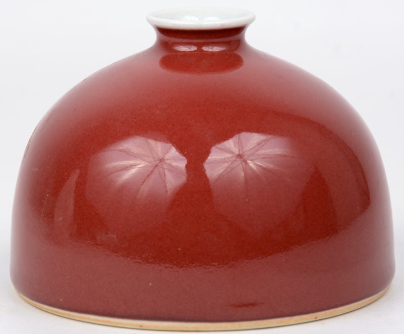 Een klokvaasje van Chinees porselein met rood glazuur. Onderaan gemerkt.