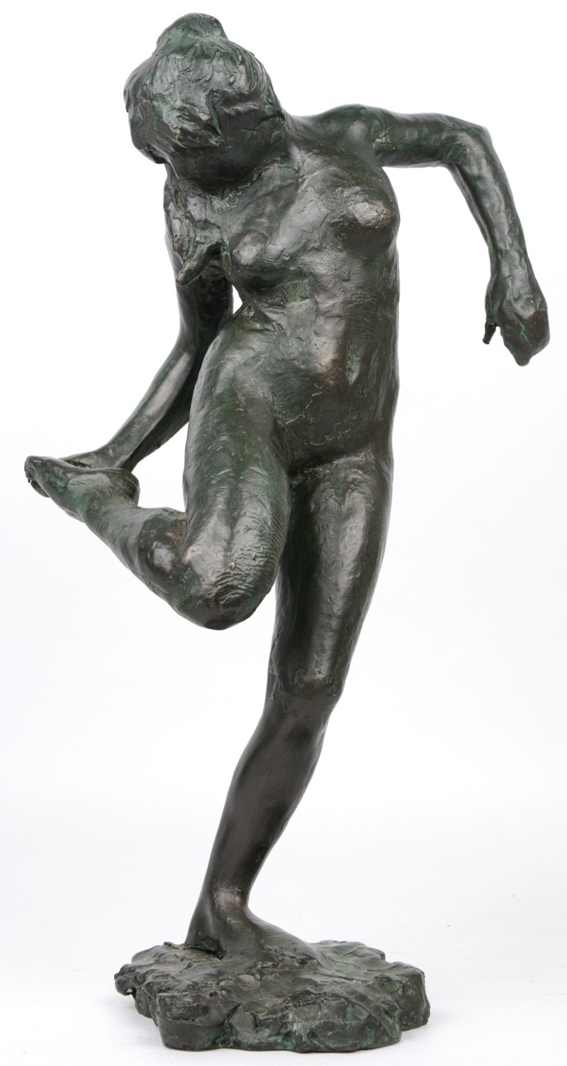 “Danseres kijkt naar haar voetzool”. Een bronzen beeld naar een werk van Degas.