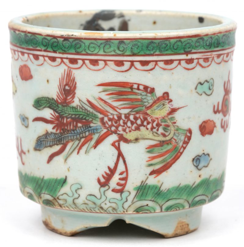 Een kommetje van Chinees porselein met een meerkleurig decor van een draak en een vogel.
