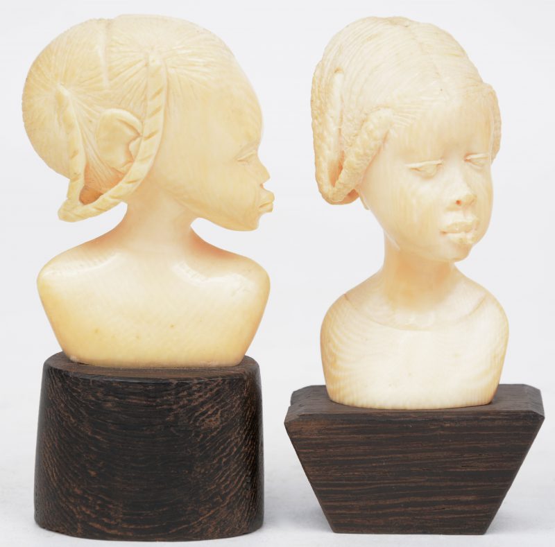 Twee kleine ivoren bustes. Afrikaans werk, begin XXste eeuw, waarvan één gesigneerd.